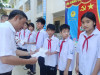 Thầy Nguyễn Trọng Trường phát giấy khen thưởng học sinh đạt thành tích trong năm học 2025-2026