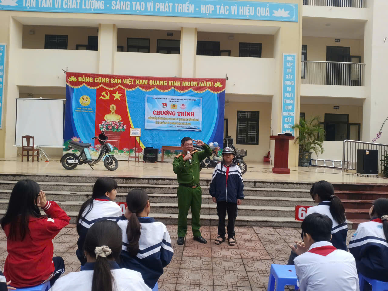 Trường THCS Mỹ Hưng tuyên truyền phổ biến giáo dục pháp luật và phòng chống ma túy