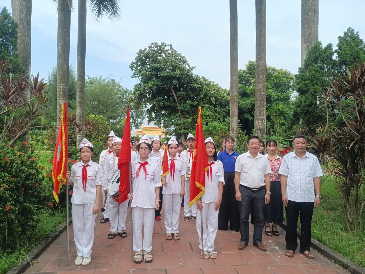 THẦY VÀ TRÒ PHÂN HIỆU MỸ HƯNG - TRƯỜNG THCS TAM HƯNG 1 DÂNG HƯƠNG TƯỞNG NIỆM CÁC ANH HÙNG LIỆT SĨ