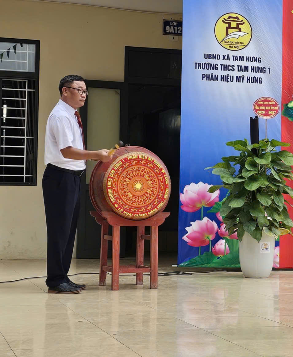 Thầy Nguyễn Trọng Trường - phó hiệu trưởng đánh trống khai giảng năm học 2026-2027