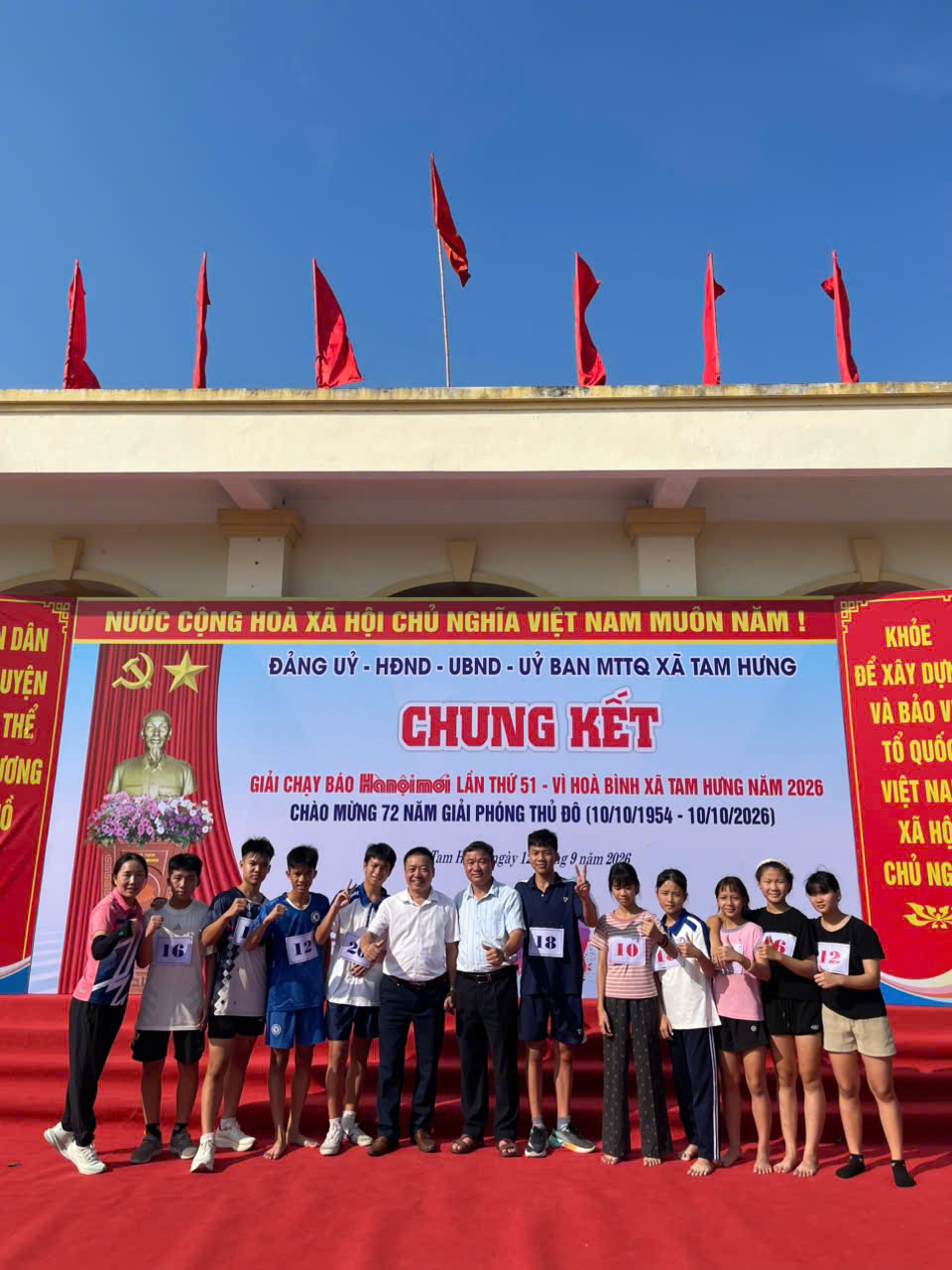 Các thầy cô giáo dẫn đoàn và vận động viên nhà trường