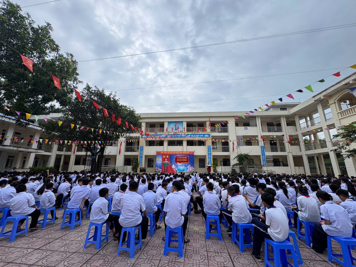 Trường THCS Tam Hưng 1 - Phân hiệu Mỹ Hưng tổ chức tuyên truyền an toàn giao thông dưới cờ cho học sinh