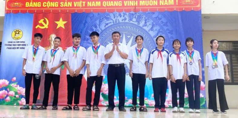 Thầy Nguyễn Trọng Trường - phó hiệu trưởng trao huy chương vinh danh các em học sinh đạt giải
