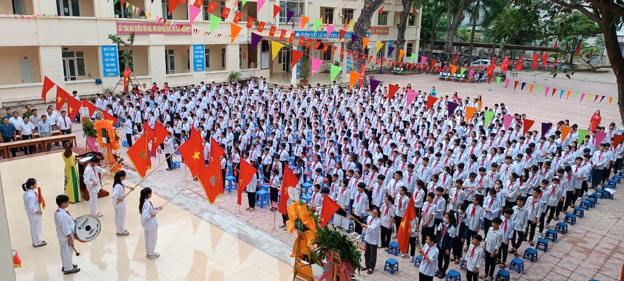 Học sinh trường THCS Mỹ Hưng hân hoan chào đón năm học mới