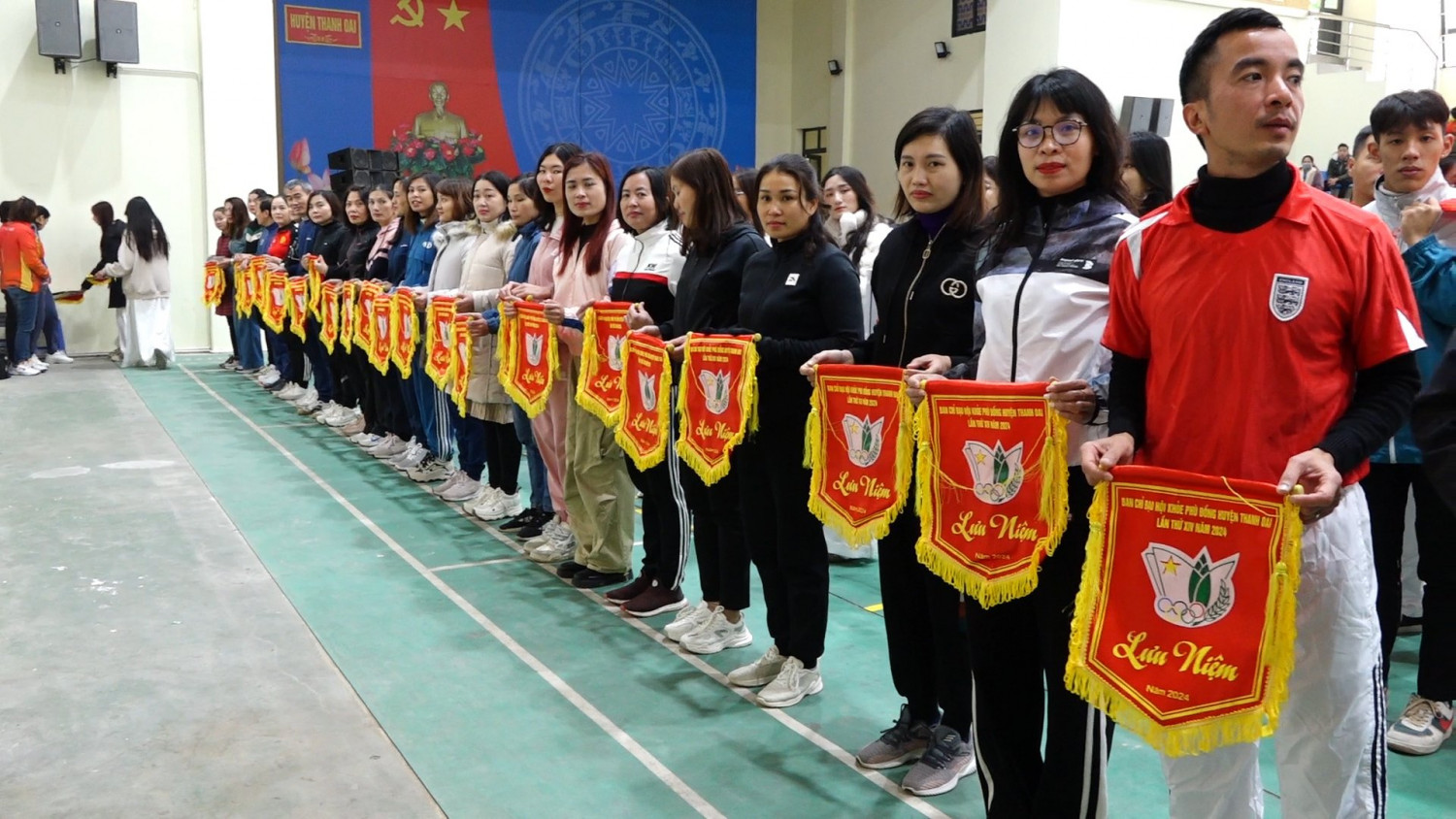 Cô Mai Anh - giáo viên thể dục lên nhận cờ lưu niệm