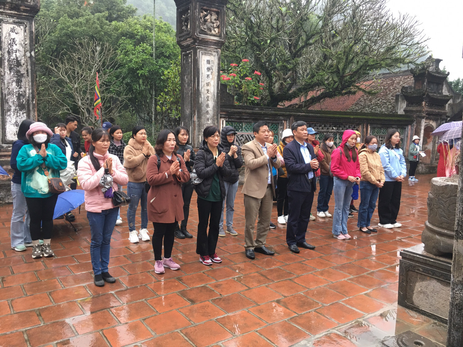 Hoạt động trải nghiệm tại Cố đô Hoa Lư của thầy và trò nhà trường