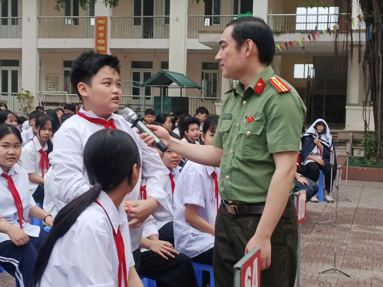 Ông Nguyễn Trung Hiếu - Thiếu tá, cán bộ phòng An ninh chính trị TP Hà Nội tuyên truyền về tác hại của ma túy và thuốc lá điện tử